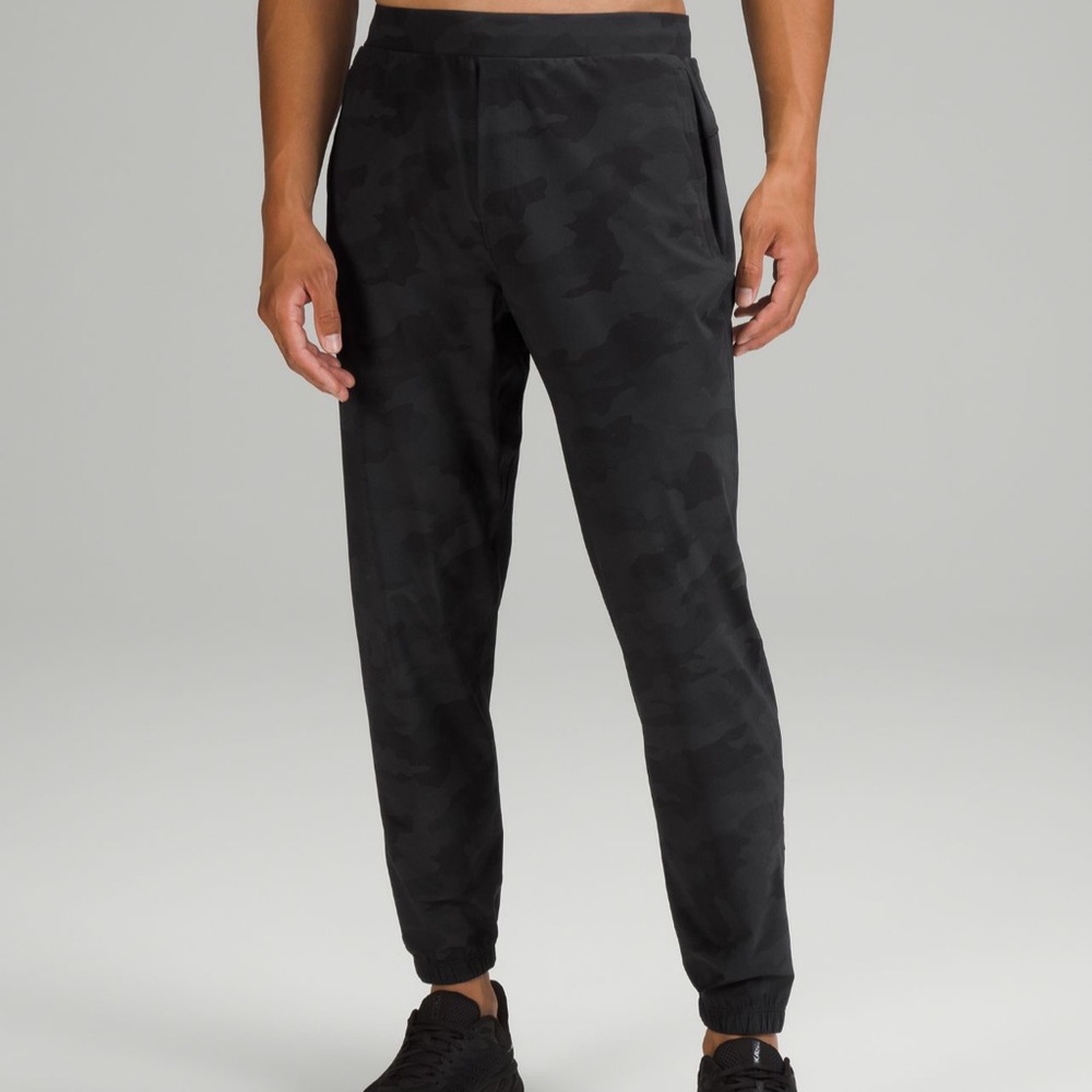 Men’s Medium Black Camo Surge Joggers